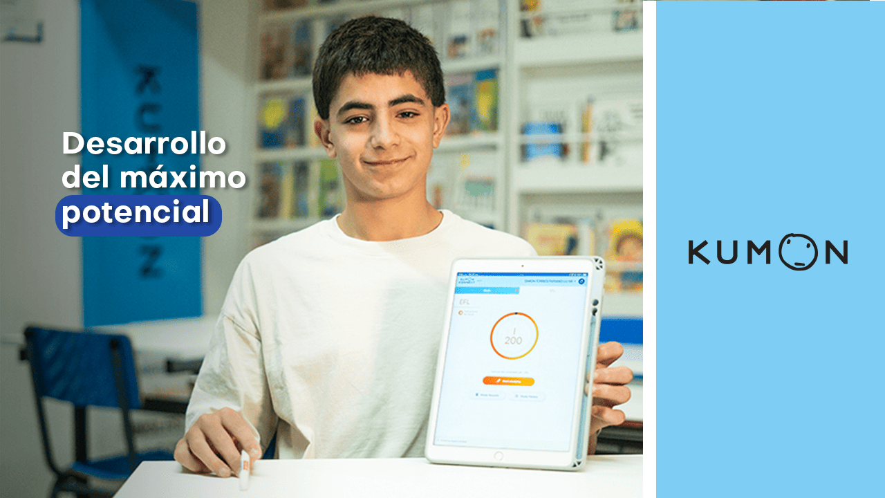 Alumno sentado, sosteniendo una tablet y mostrando su resultado-Peru